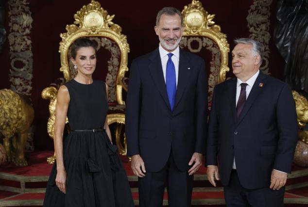 Viktor Orban, primer ministro de Hungría, junto a los reyes. 