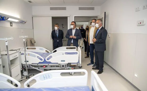Ángel Víctor Torrres visita el edificio anexo al Hospital Juan Carlos I. 
