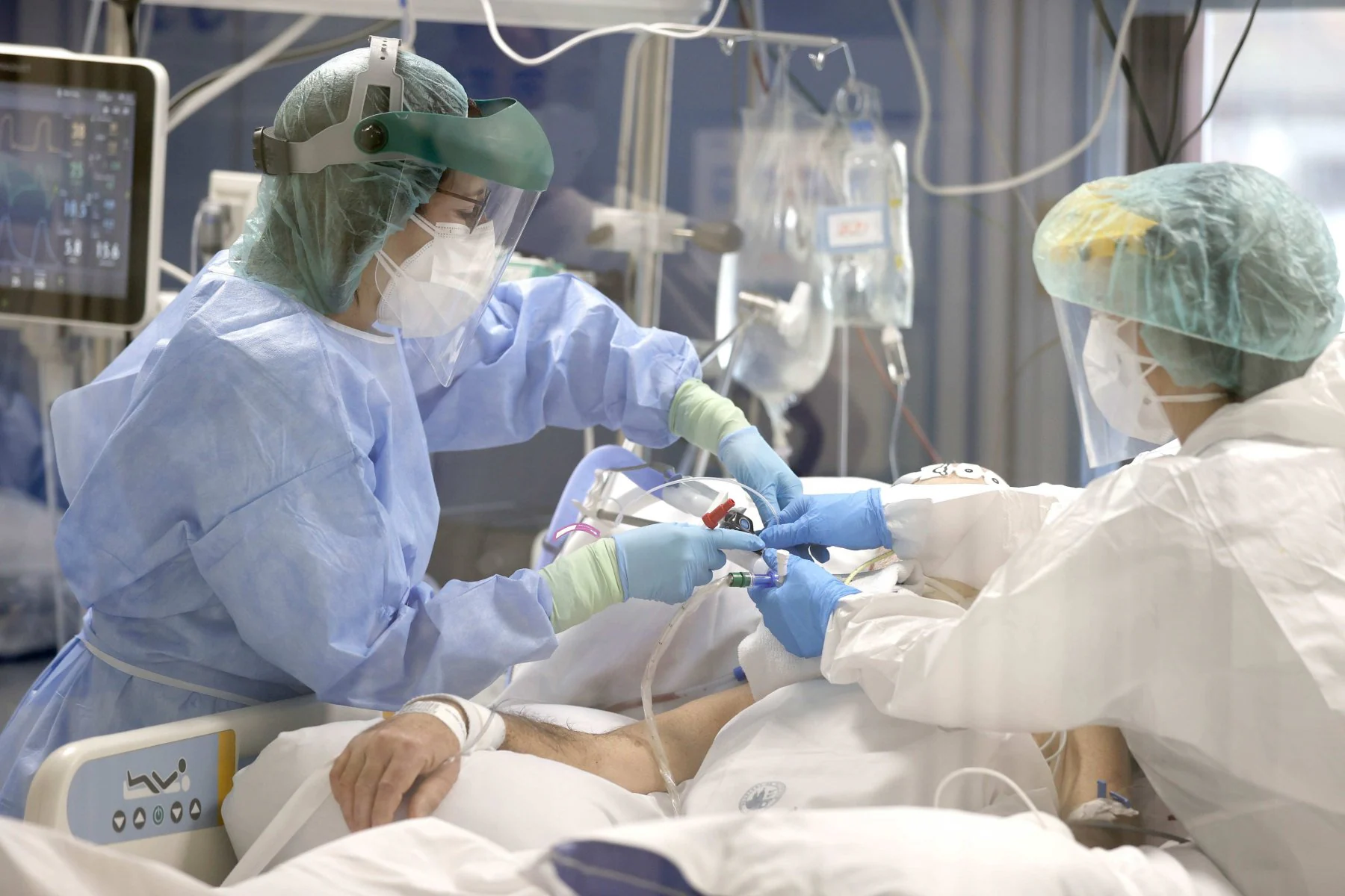 Foto de archivo de enfermeras tratando a un paciente de covid en una unidad de críticos. 