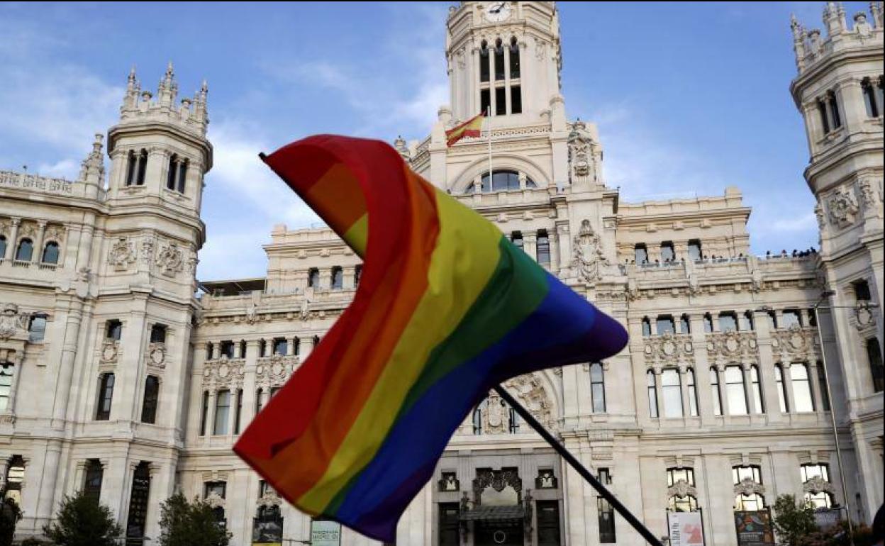 Boris Izaguirre y María del Monte, las caras del Orgullo en RTVE