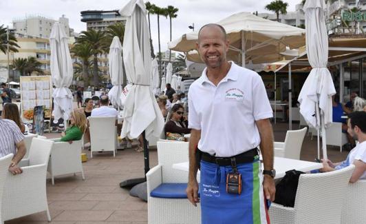 Jorge Sánchez, camarero del restaurante 'La Piazza' en Playa del Inglés.