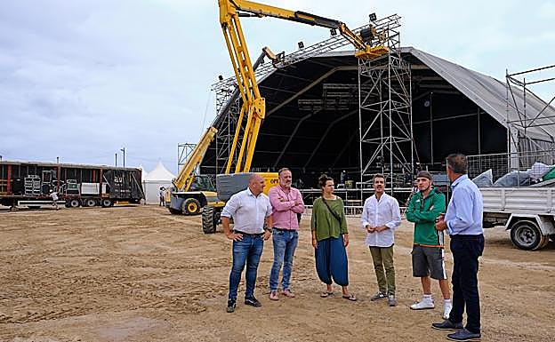 Cabildo, Ayuntamiento de La Oliva y artistas locales, en los preparativos del FEM. 