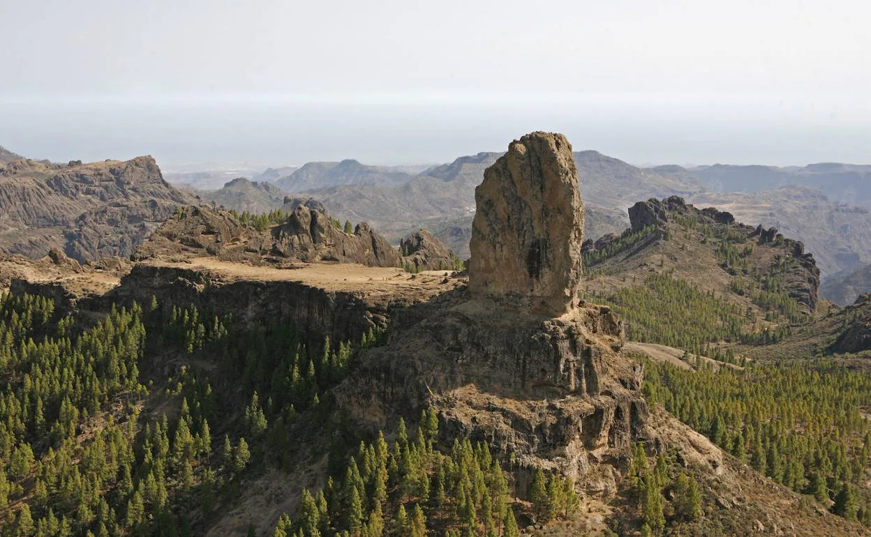 Vista del Roque Nublo y de la explanada de acceso desde el aparcamiento cercano. 