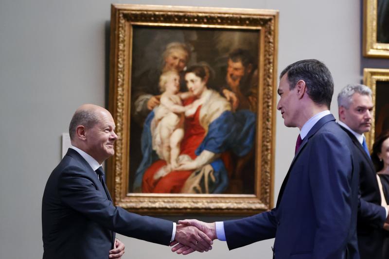 Pedro Sánchez saluda al canciller alemán, Olaf Scholz, a su llegada al Museo del Prado.