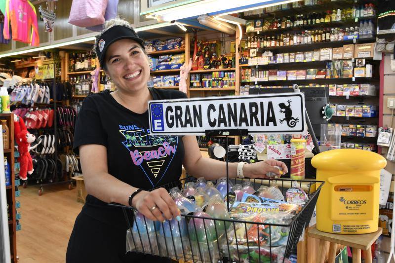 Yasmely Solís, empleada de 'Supermarket Souvenirs' en Playa del Inglés. 