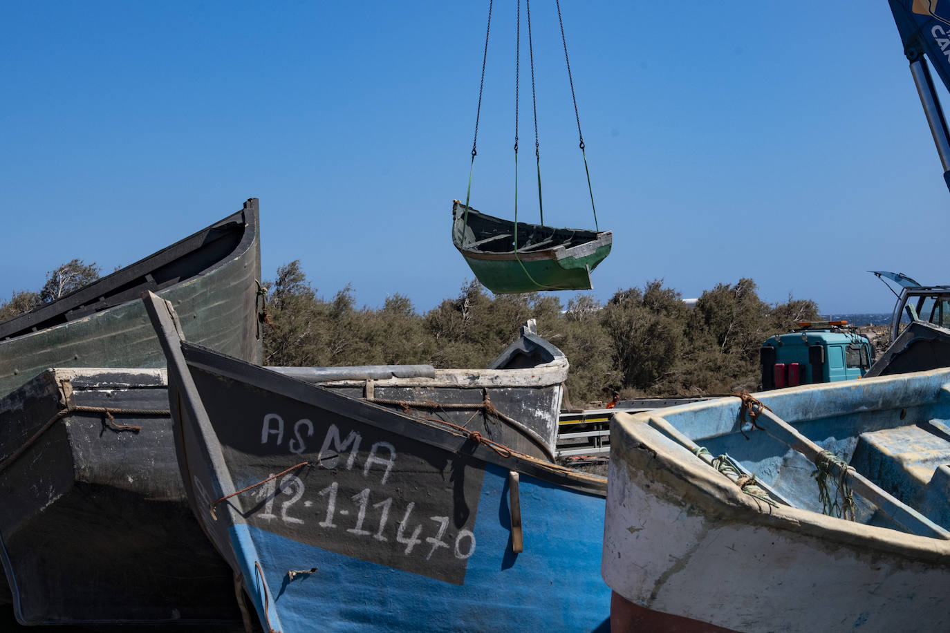 Fotos: Decenas de pateras y cayucos amontonados en Arinaga