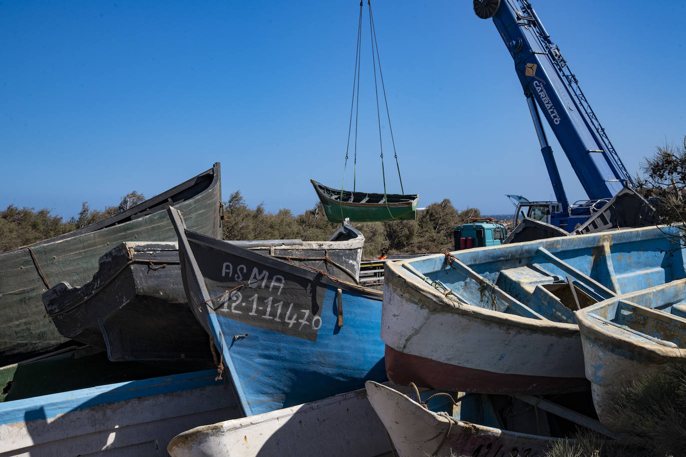 Fotos: Decenas de pateras y cayucos amontonados en Arinaga