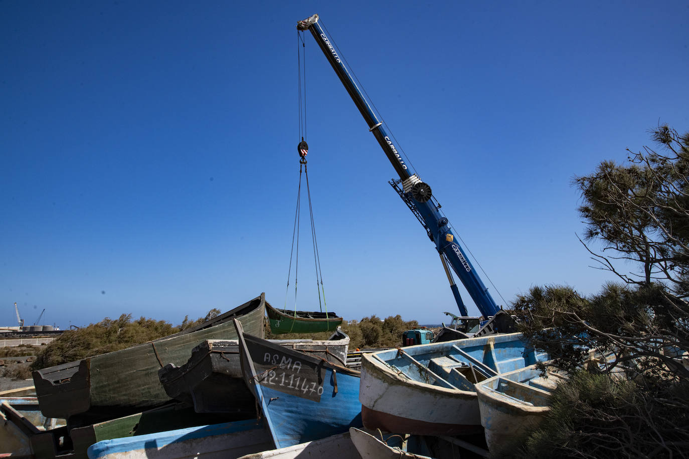 Fotos: Decenas de pateras y cayucos amontonados en Arinaga