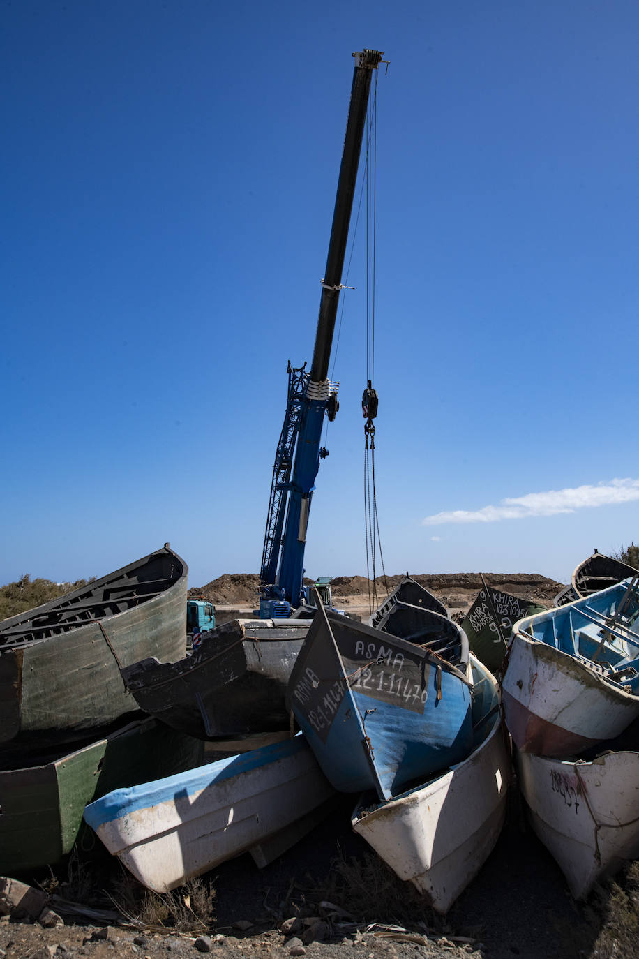 Fotos: Decenas de pateras y cayucos amontonados en Arinaga