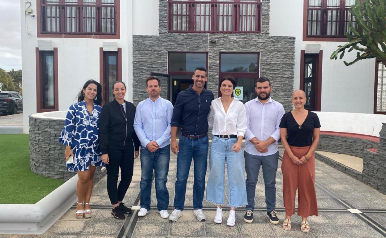 Los siete ediles de CC, a las puertas del Ayuntamiento. 