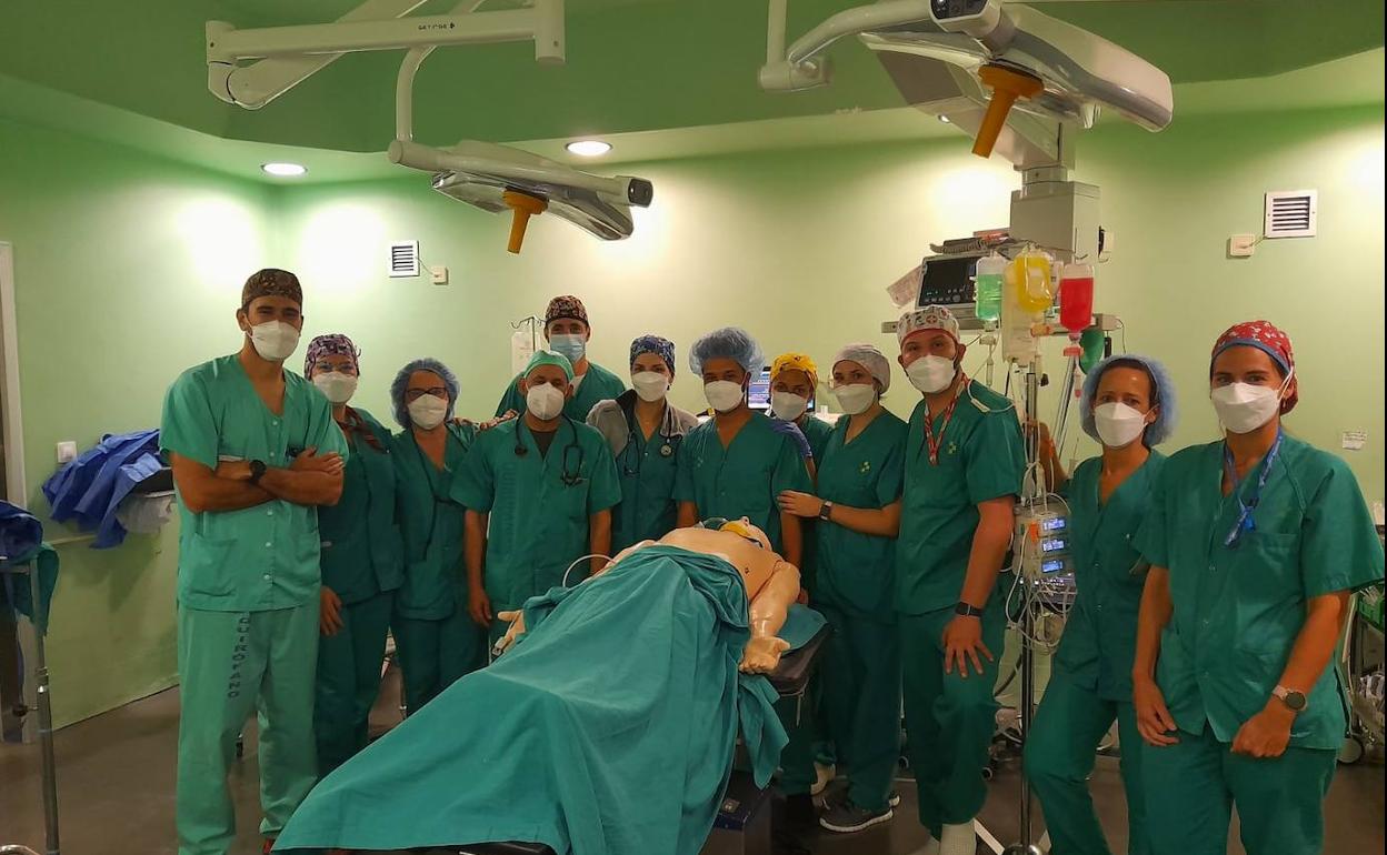 Imagen de los docentes y alumnos participantes en la actividad formativa. 