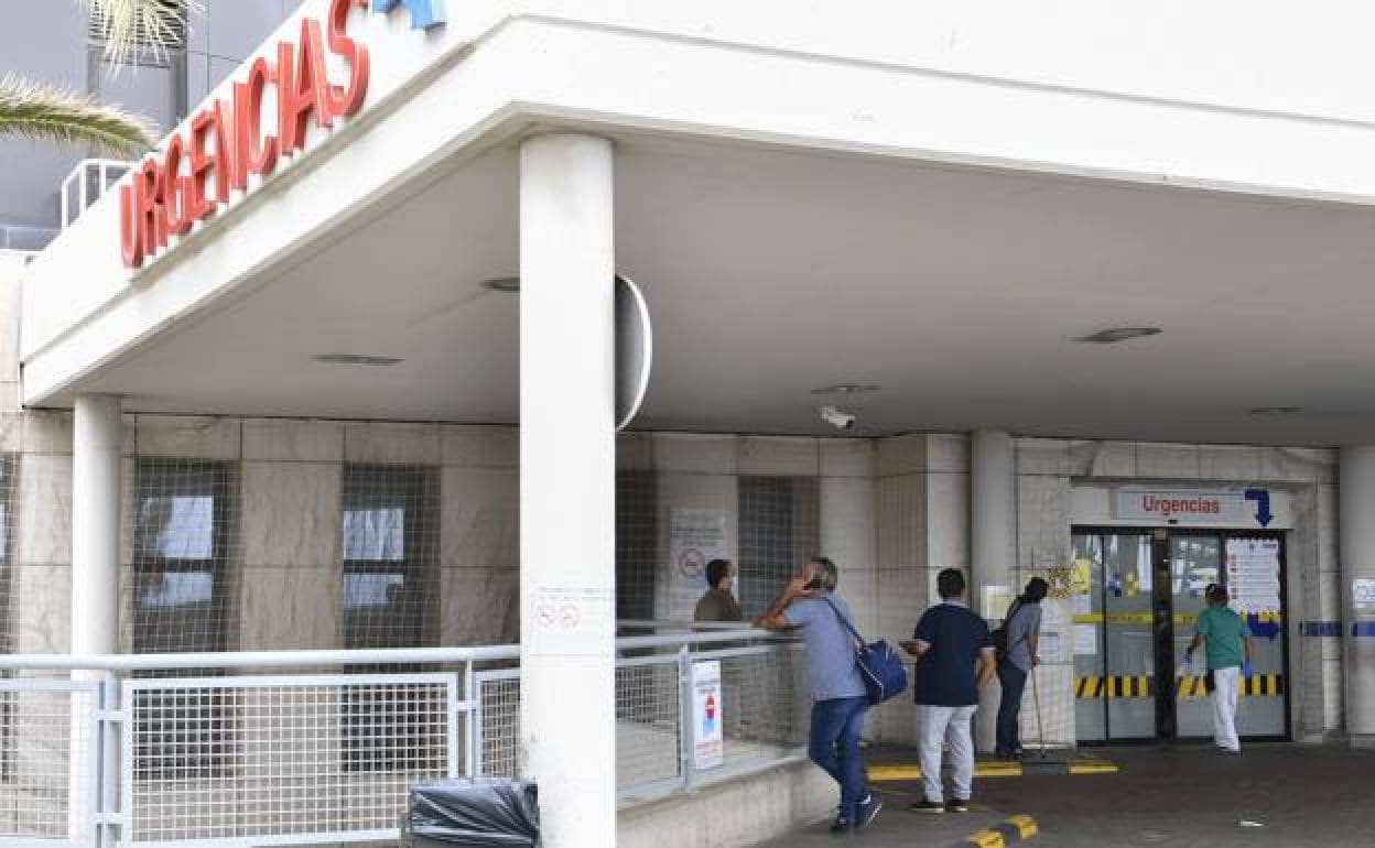 Familiares esperando en la puerta del servicio de Urgencias del Hospital Insular. 