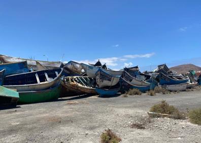 Imagen secundaria 1 - Malestar en Arinaga por el traslado de decenas de pateras al entorno de las salinas
