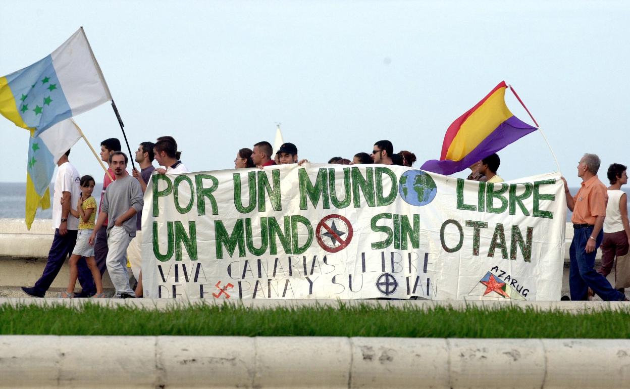 El movimiento antiotan en la capital grancanaria, en una protesta por maniobras militares en 2002. 