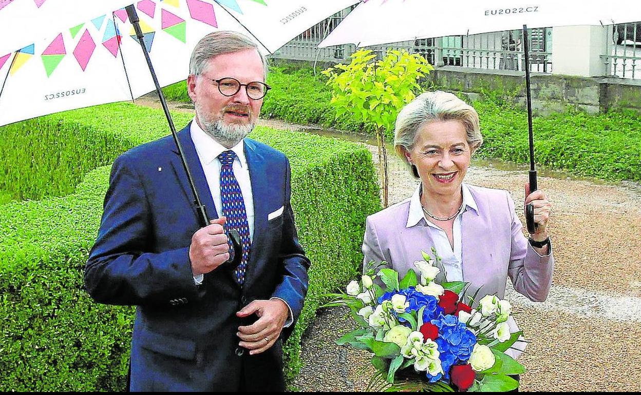 El primer ministro checo, Petr Fiala, da la bienvenida a la presidenta de la Comisión Europea, Ursula von der Leyen, en el castillo de Litomysl.