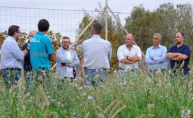 El consejero regional José Antonio Valbuena, con camisa negra, durante su visita al proyecto que Gesplan desarrolla en la granja de Pozo Negro. 
