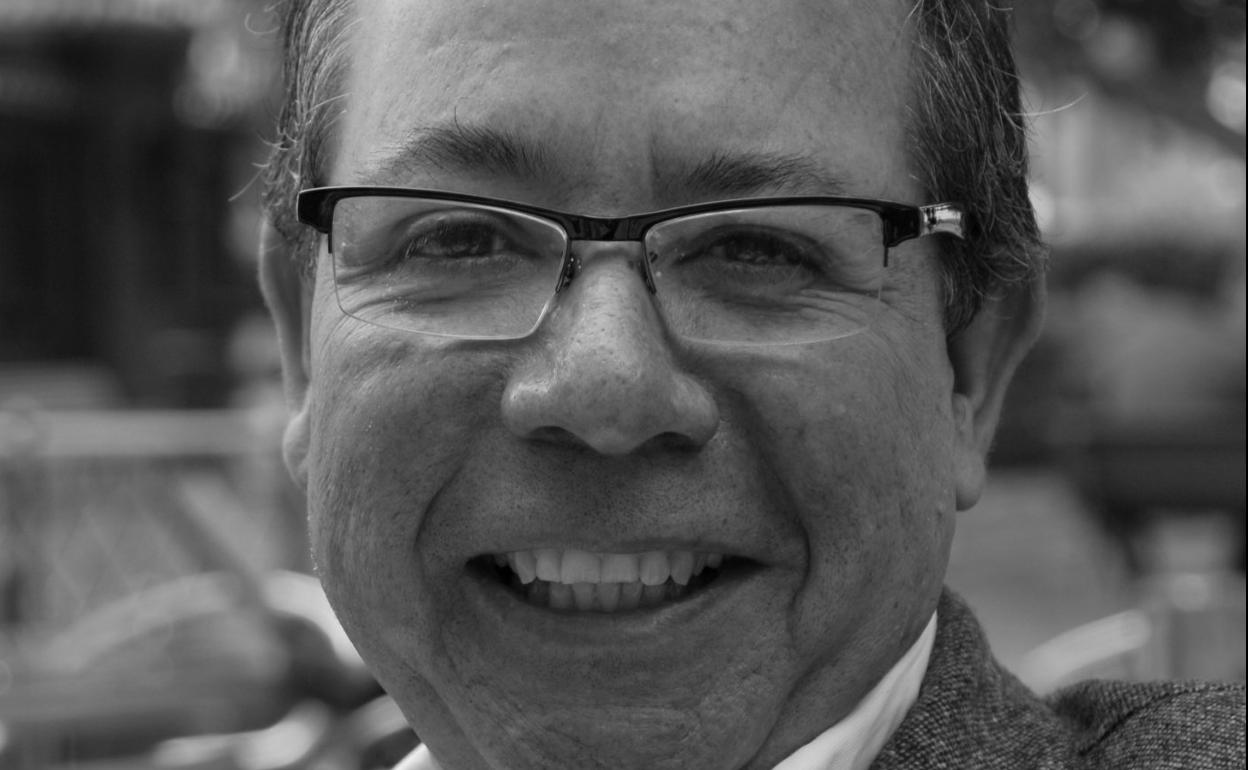 El escritor y profesor Francisco Juan Quevedo, autor de 'El teatro en medio del océano'. 