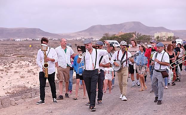 Pasacalla de la banda The Plunger Dixie Band que partió de la plaza de la iglesia de El Cotillo y concluyó en la Concha. 