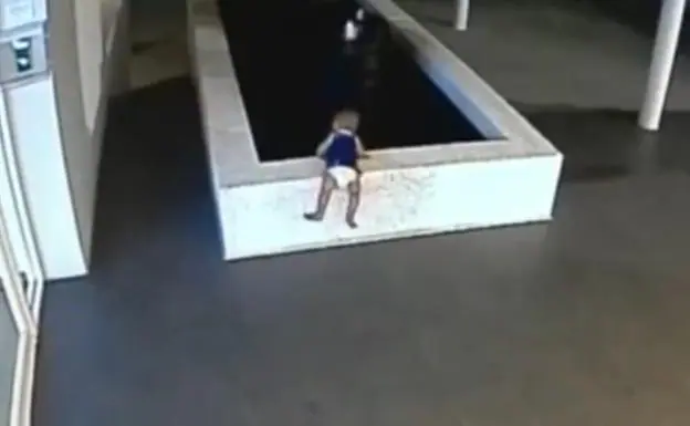 Un bebé cae a una fuente y no se dan cuenta hasta pasados unos minutos. 