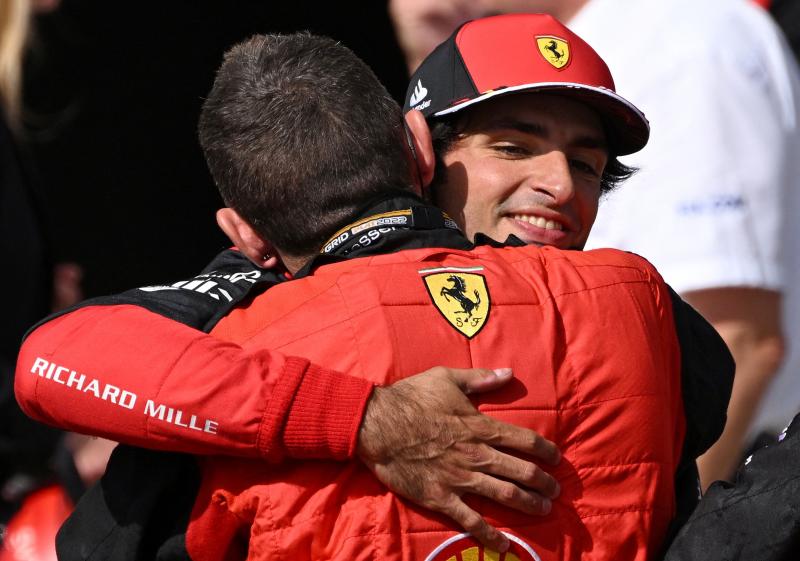 Carlos Sainz se abraza con el jefe de equipo de Ferrari.