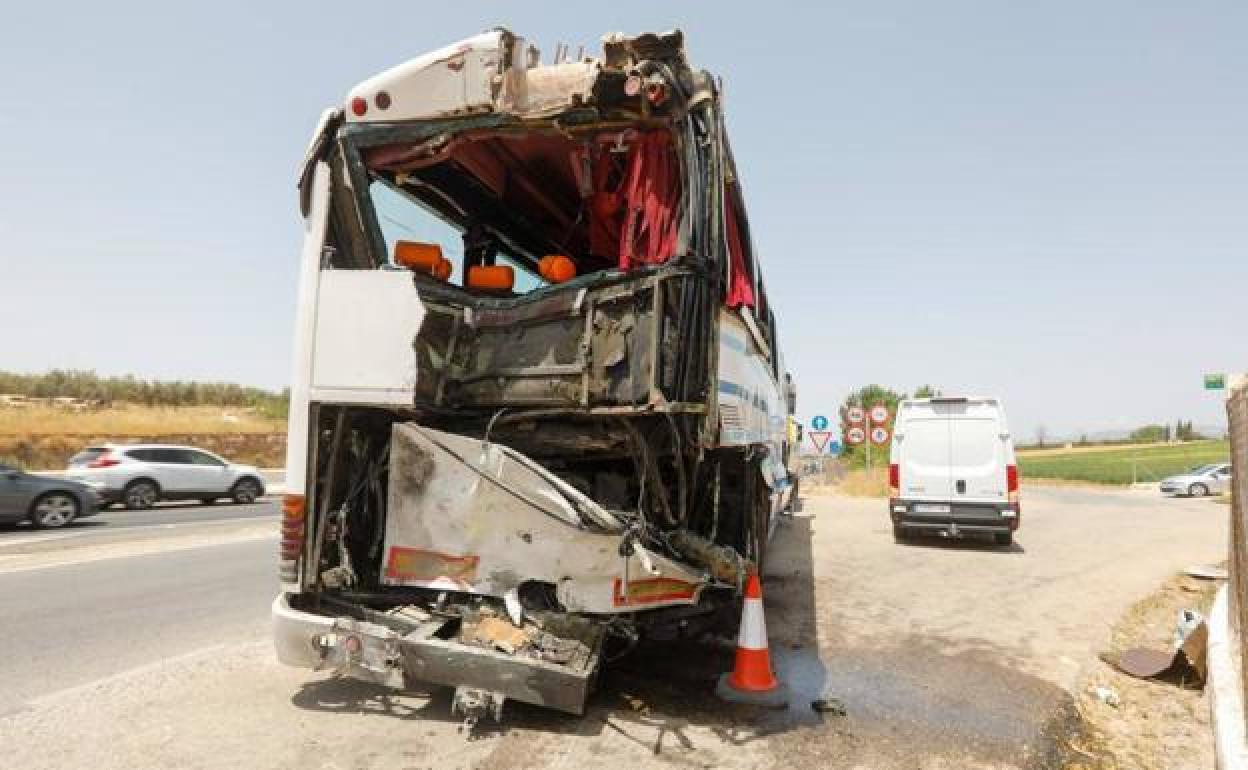 Estado en el que ha quedado uno de los autobuses tras el accidente de este domingo en Moraleda de Zafayona.