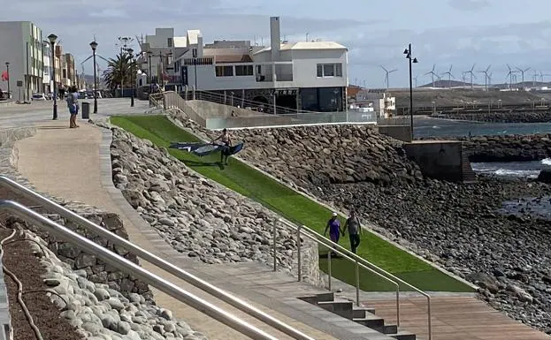 Rampa de acceso al campo de regatas que ha sido recubierta provisionalmente con césped artificial. 