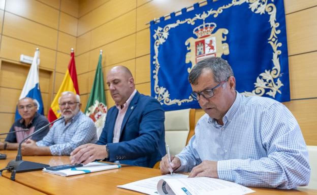 Cabildo y Ayuntamiento de Betancuria, en la firma del convenio. 