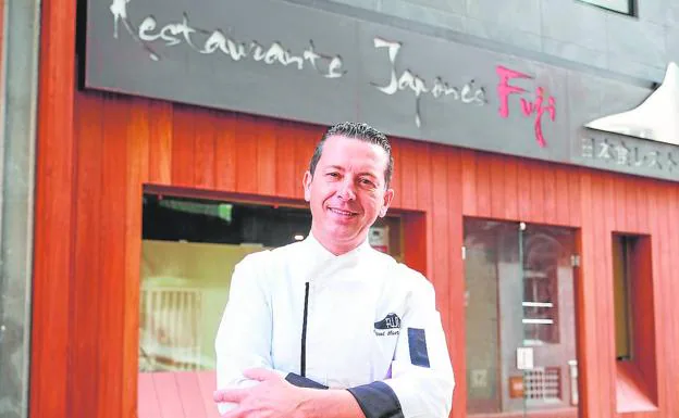 Miguel Martínez, chef y propietario del Fuji, delante del nuevo local.