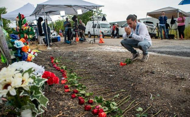 Rosas ante un altar espontáneo en homenaje al medio centenar de migrantes muertos en el interior de un camión en San Antonio (Texas).