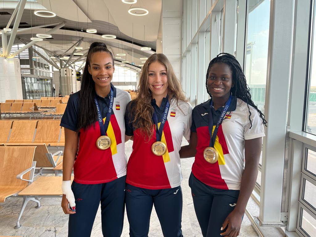 Sayna Mbengue, Alba Spugnini y Maria Gomes, en el aeropuerto. 