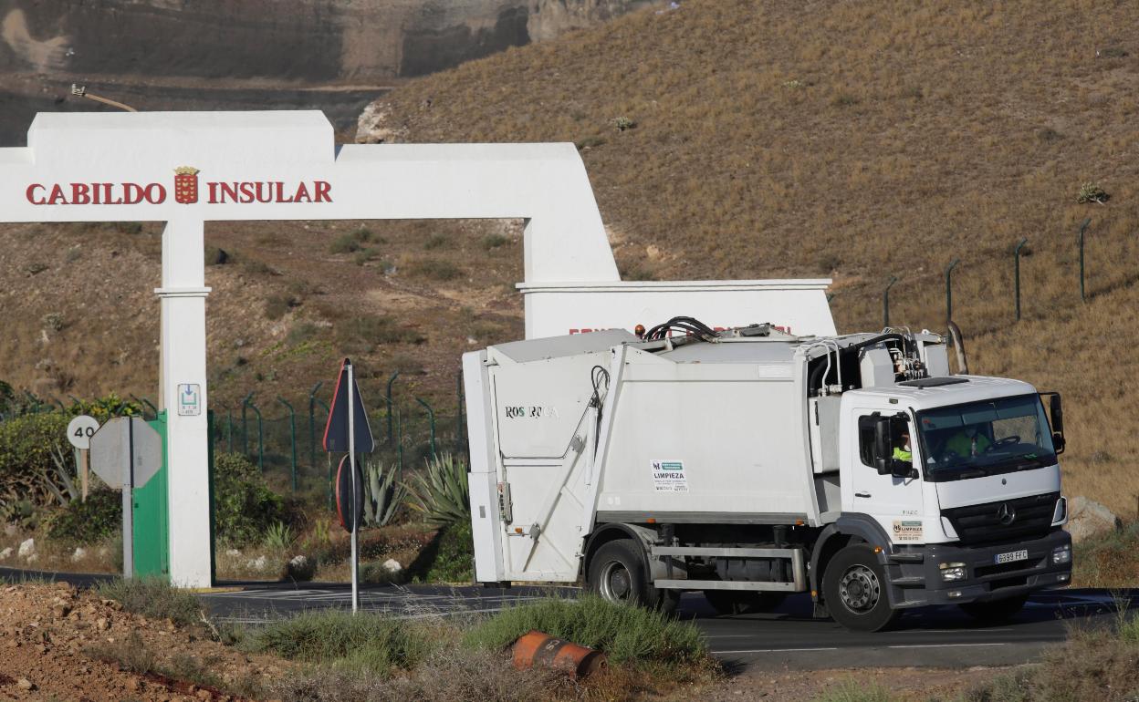 Camión de residuos de Yaiza saliendo del complejo de Zonzamas. 