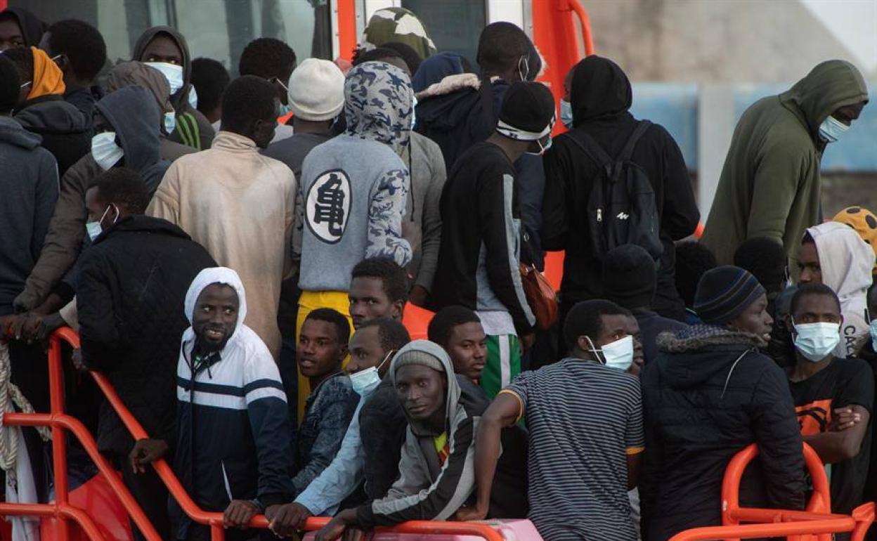 Imagen de inmigrantes llegando al puerto de Gran Tarajal el pasado día 2 de julio. 