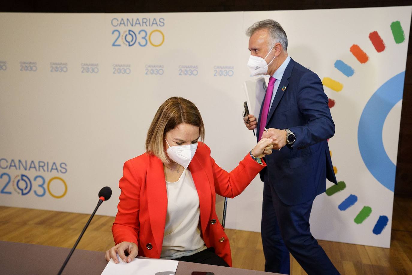 Torres saluda a la consejera de Derechos Sociales y dirigente de Podemos, Noemí Santana.