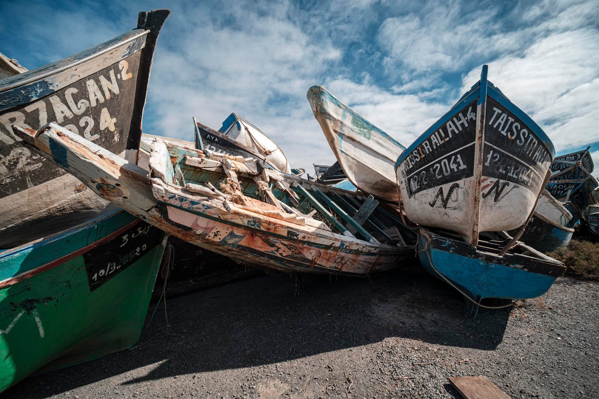 En la costa de Arinaga (Gran Canaria) se acumula medio centenar de pateras de los últimos meses.