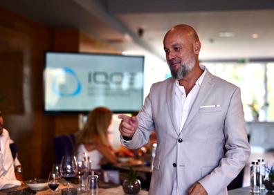 Imagen secundaria 1 - Foto superior, una vista general del acto. Abajo, Pepe Segura, responsable de Asuntos Externos y Comunicación de Philip Morris en Canarias y Alba Bernal y Drazen Alkzandar, maitre-sumiller y chef del Umiaya. 