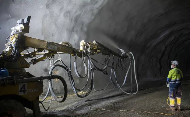 Trabajos de revestimiento del interior del túnel de Faneque con hormigón pulverizado. 