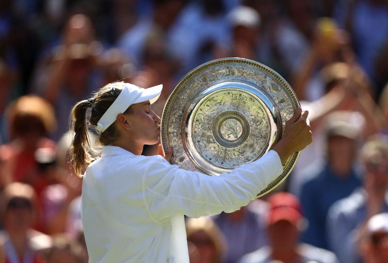 Yelena Rybákina besa el trofeo que le acredita como campeona de Wimbledon en esta presente edición.