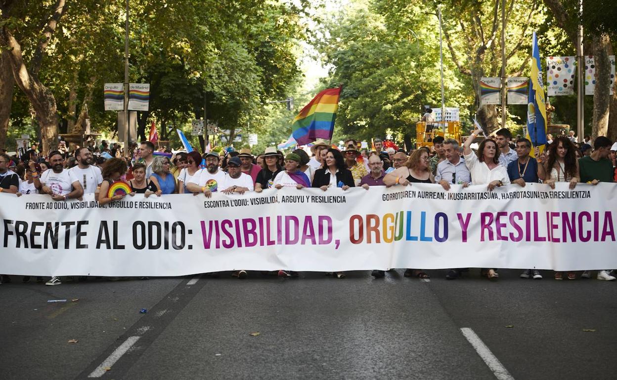 Vista de la cabecera de la manifestación del Orgullo 2022 que recorrió este sábado varias de las avenidas principales de Madrid.
