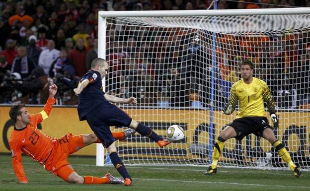 Andrés Iniesta ejecuta el disparo con el que anotó el gol más importante de la historia del fútbol español.