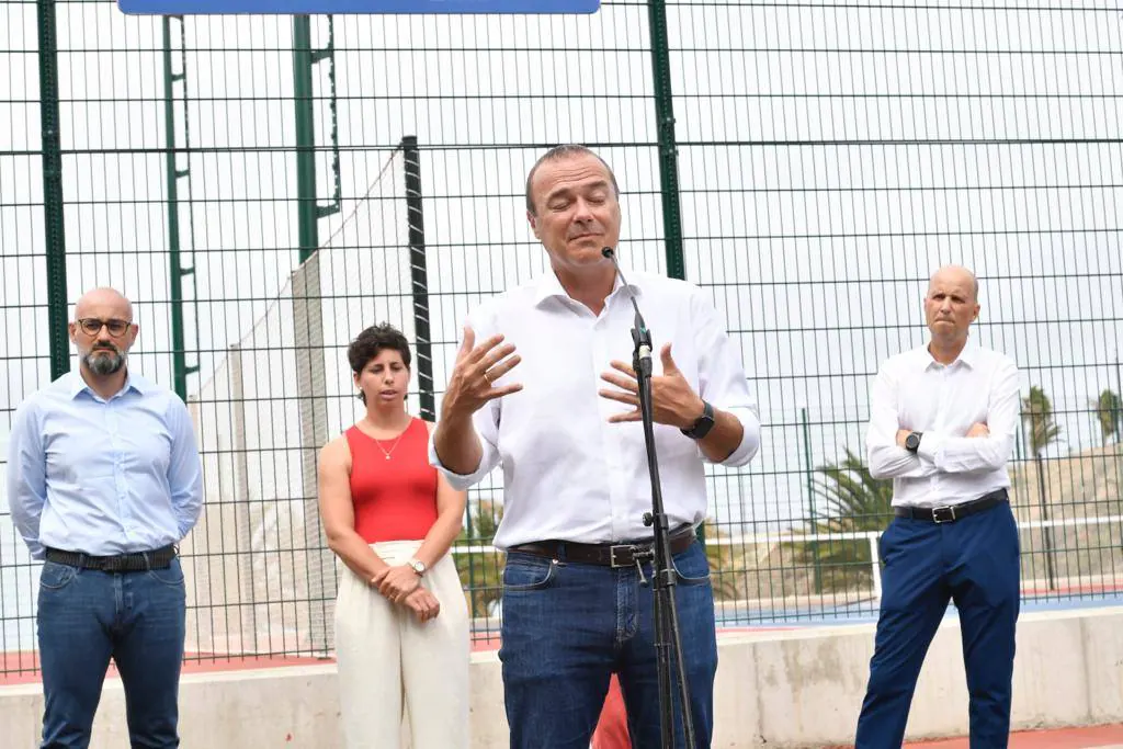 Autoridades junto a la tenista Carla Suárez.