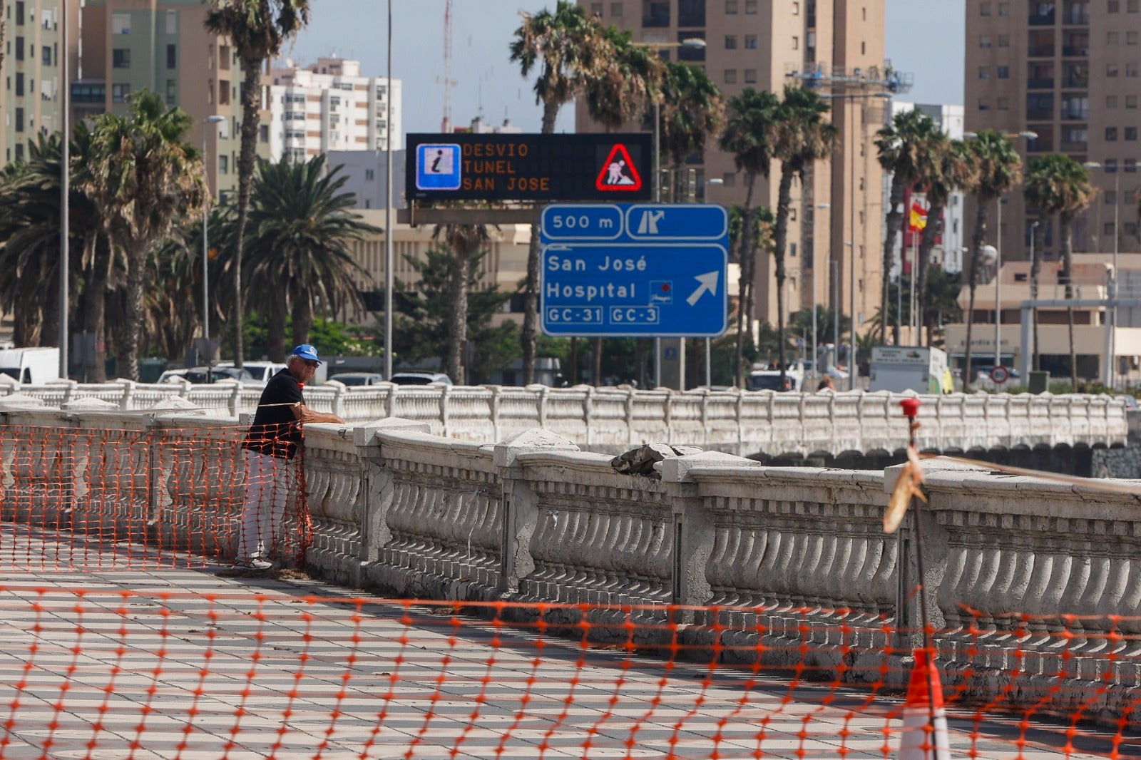 Fotos: Trabajos de la obra que va a restituir la escollera de la Avenida Marítima