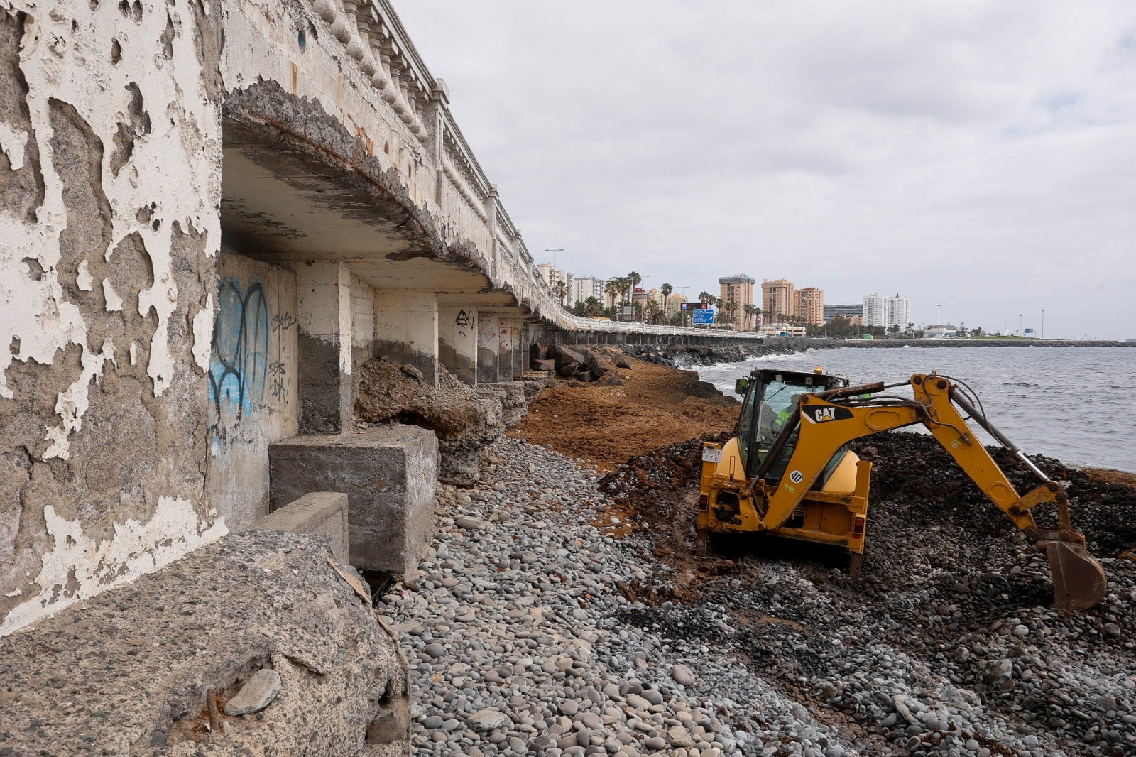 Fotos: Trabajos de la obra que va a restituir la escollera de la Avenida Marítima