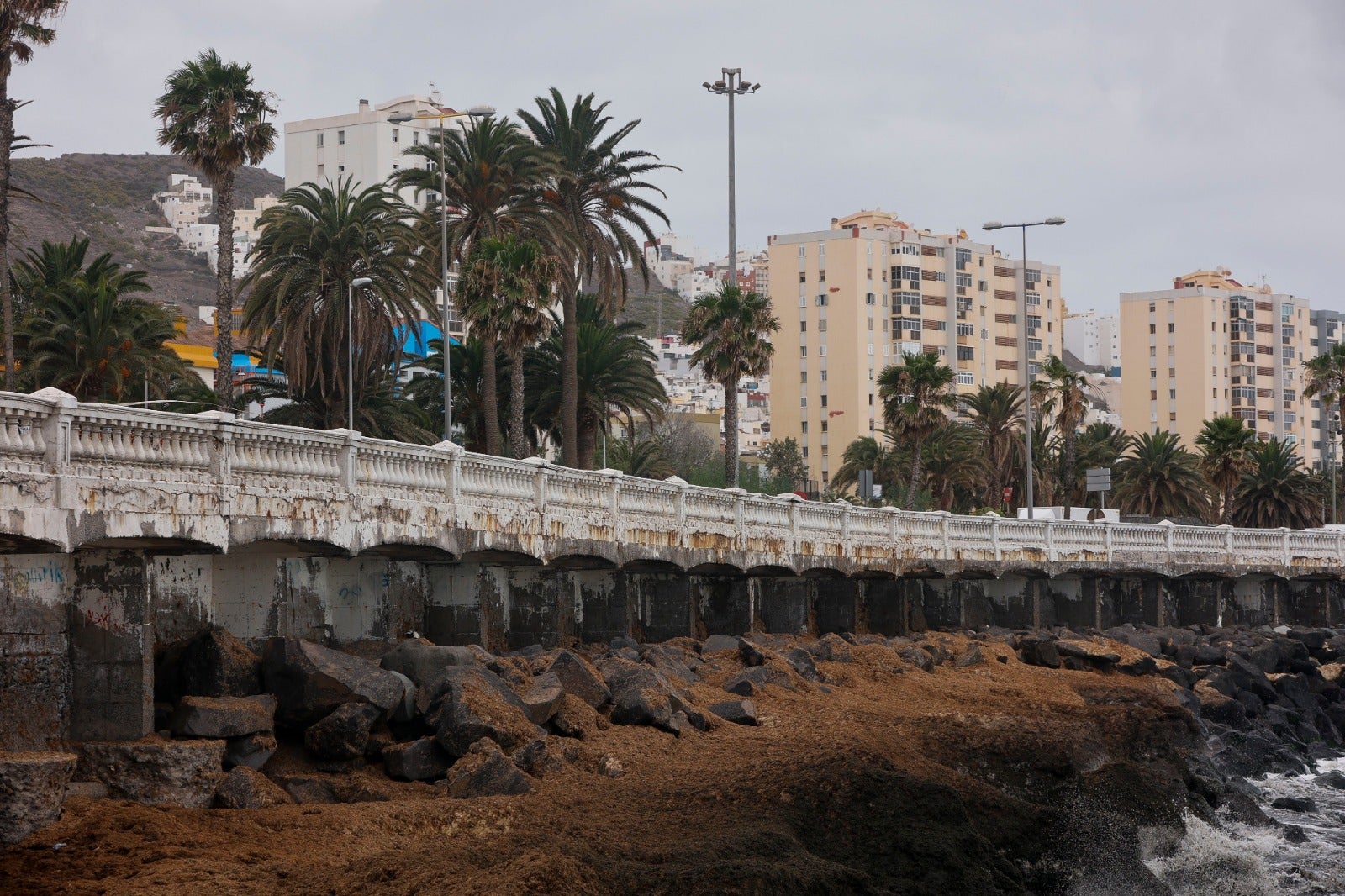 Fotos: Trabajos de la obra que va a restituir la escollera de la Avenida Marítima