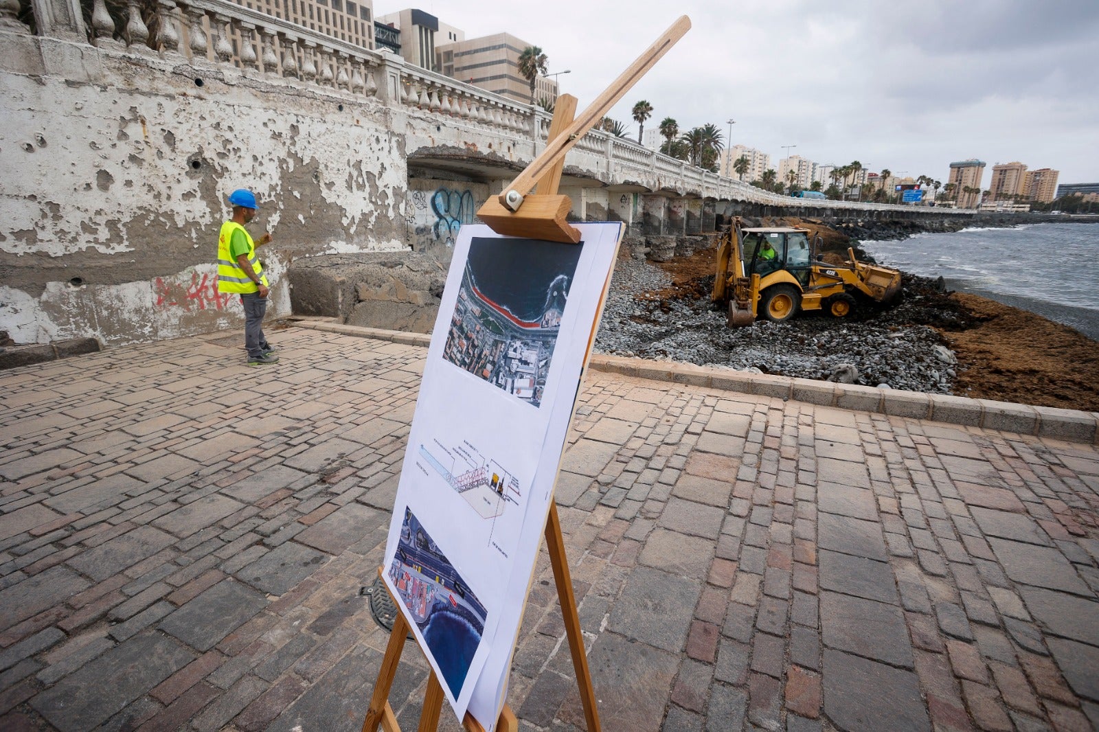 Fotos: Trabajos de la obra que va a restituir la escollera de la Avenida Marítima