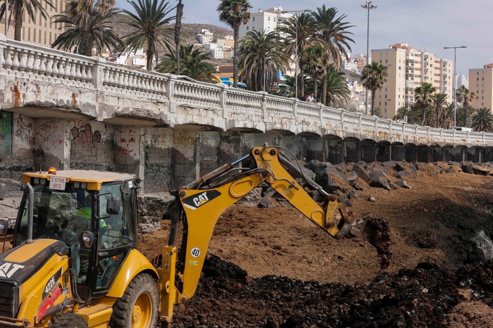 Fotos: Trabajos de la obra que va a restituir la escollera de la Avenida Marítima