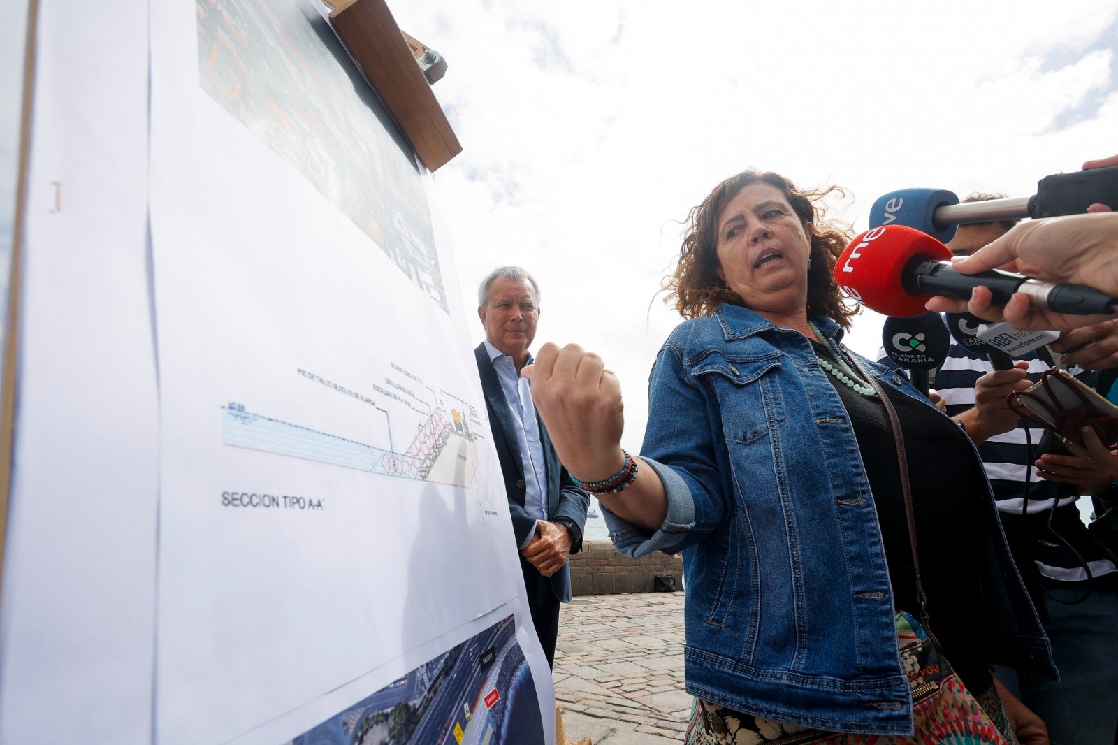 Fotos: Trabajos de la obra que va a restituir la escollera de la Avenida Marítima