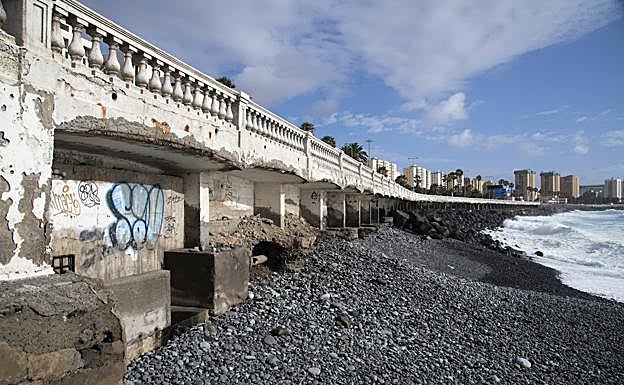 Otro informe advirtió en abril del riesgo de hundimiento del paseo marítimo y la GC-1