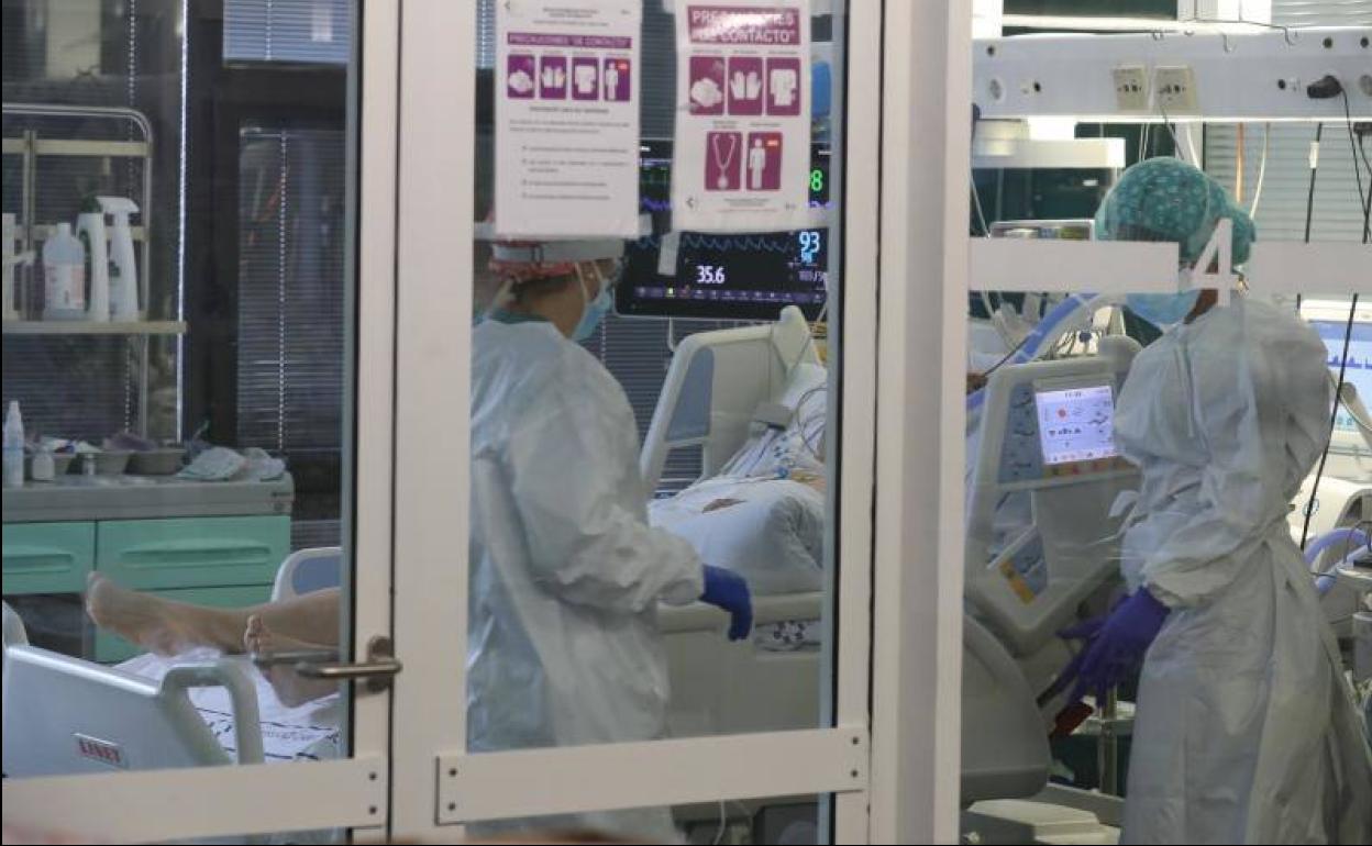 Imagen de archivo de una UCI en el hospital Insular en Gran Canaria. 