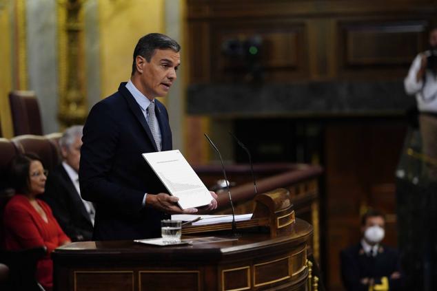 El presidente del Gobierno muestra un gráfico durante su intervención.