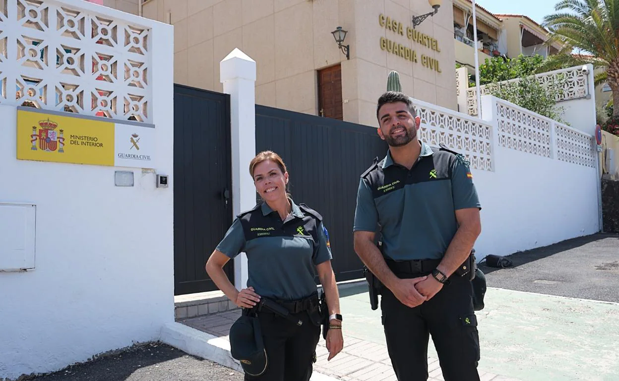 Dácil del Cristo Suárez y Carlos Carpintero, agentes de la Guardia Civil de Morro Jable, en el municipio de Pájara. 